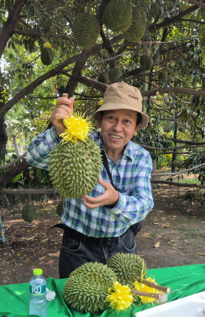 ลุงพร เกษตรก้าวไกล (ในวันตัดทุเรียนที่ ม.เกษตร / 22 เม.ย. 69 / ภาพโดยน้องนิสิต ภาควิชาพืชสวน คณะเกษตร ม.เกษตรศาสตร์