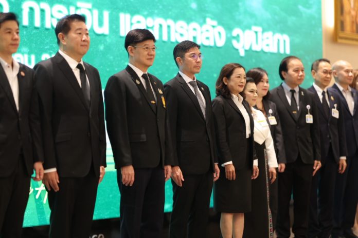 สงร. ผนึกกรรมาธิการการเงิน วุฒิสภา ถกมาตรการอุ้มประชาชนฝ่าวิกฤตเศรษฐกิจโลก ชูโมเดล สงร. ผนึกกรรมาธิการการเงิน วุฒิสภา ถกมาตรการอุ้มประชาชนฝ่าวิกฤตเศรษฐกิจโลก ชูโมเดล