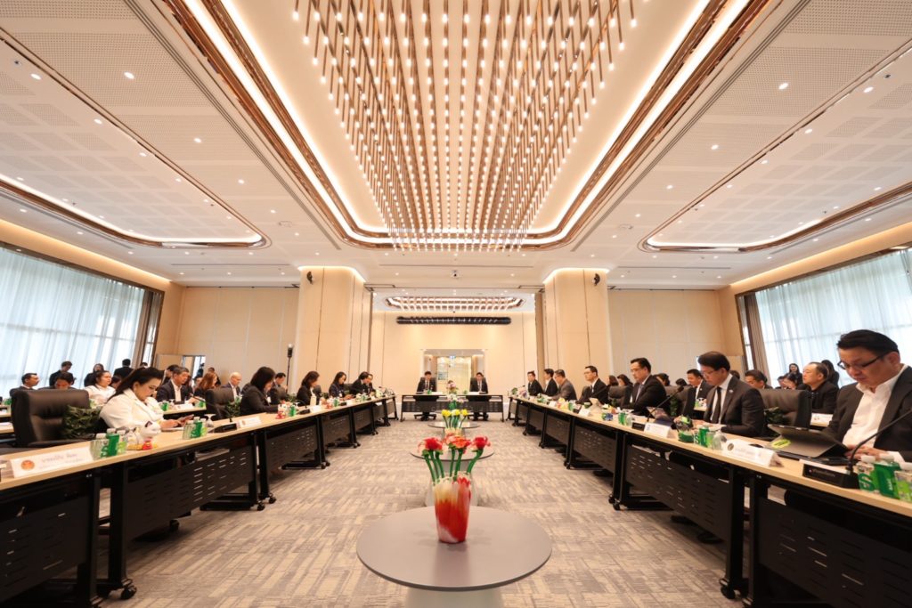 สงร. ผนึกกรรมาธิการการเงิน วุฒิสภา ถกมาตรการอุ้มประชาชนฝ่าวิกฤตเศรษฐกิจโลก ชูโมเดล "เปลี่ยนนาเป็นปาล์ม" แก้หนี้เกษตรกรยั่งยืน