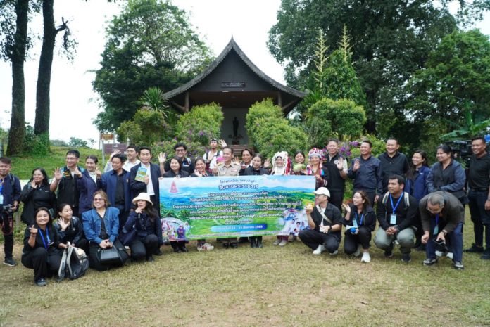 กปร. นำสื่อมวลชนสัญจรขึ้นดอยม่อนล้าน ถอดรหัสความสำเร็จ “ฟื้นป่า รักษาน้ำ สร้างอาชีพ” สานต่อแนวพระราชดำริสู่ความยั่งยืน