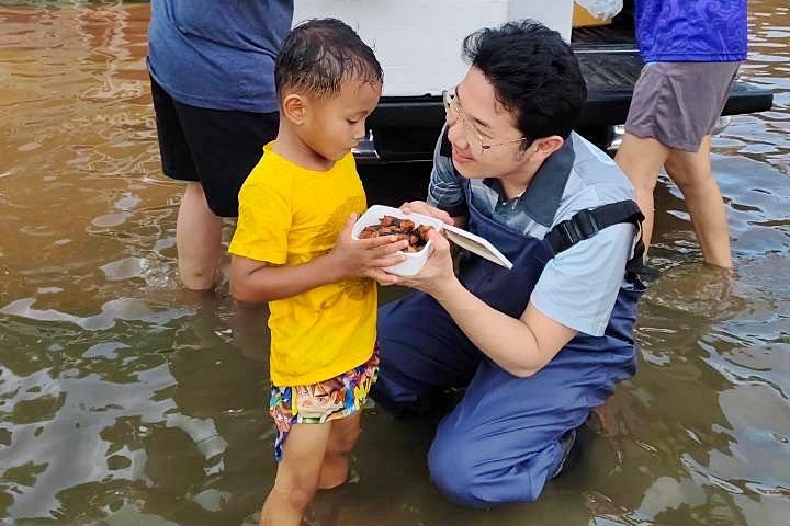 จากข้าวหนึ่งกล่อง สู่มื้ออาหารของครอบครัว “ขอบคุณที่มาช่วย” …. ซีพี-ซีพีเอฟ ส่งอาหารจากใจ สู้ภัยน้ำท่วม
